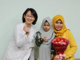 印尼移工再生不良性貧血 五歲妹在COVID 19疫情下來台捐髓(左北榮顏秀如醫師,中五歲妹妹,右印尼移工莉娜)