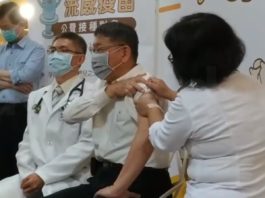台北市長柯文哲至北市仁愛醫院接踵公費流感疫苗