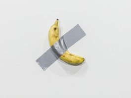 香蕉藝術品，價值12萬美金！它是2019年12月，義大利藝術家卡特蘭（Maurizio Cattelan）在邁阿密巴塞爾藝術展（Art Basel Miami Beach）的作品〈喜劇演員〉（Comedian）