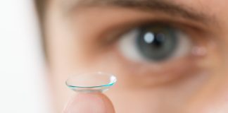 wear contact lens