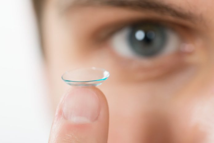 wear contact lens