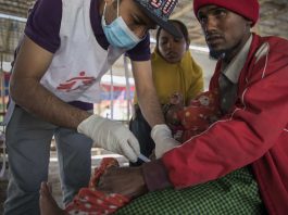 羅興亞難民正在接受無國界醫生的疫苗注射。(圖.無國界醫生攝影師Anna Surinyach拍攝)