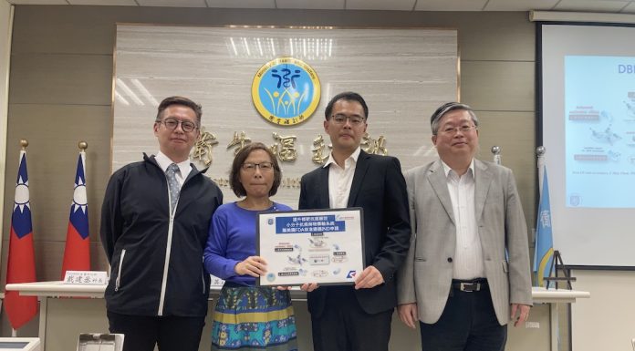 DBPR115小分子抗癌藥物 傳輸系統 獲美國FDA核准試驗中新藥(IND)申請，國衛院與經濟部主要參與人員合照.（圖.國衛院提供）