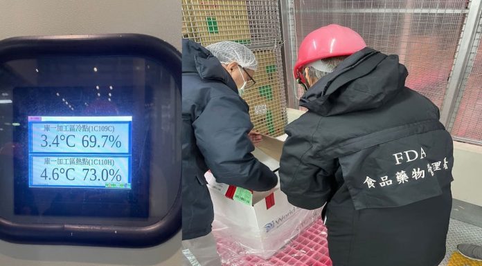 立陶宛贈送我國兩萬劑AZ疫苗 食藥署已完成檢驗！圖為封緘前，專員在確認疫苗儲存溫度與封存數量。(圖.食藥署提供)