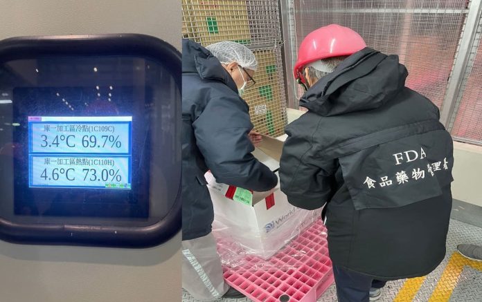 立陶宛贈送我國兩萬劑AZ疫苗 食藥署已完成檢驗!圖為封緘前,專員在確認疫苗儲存溫度與封存數量。(圖.食藥署提供)