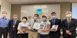 合照(左起)：衛福部心口司諶立中司長、國衛院神醫中心陳為堅主任、振芝心身醫學診所李昭慧心理師、神醫中心王聲昌助研究員級主治醫師、計畫個案C先生、...(圖.國衛院提供)