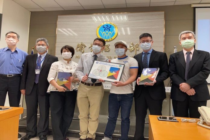 合照(左起)：衛福部心口司諶立中司長、國衛院神醫中心陳為堅主任、振芝心身醫學診所李昭慧心理師、神醫中心王聲昌助研究員級主治醫師、計畫個案C先生、...(圖.國衛院提供)