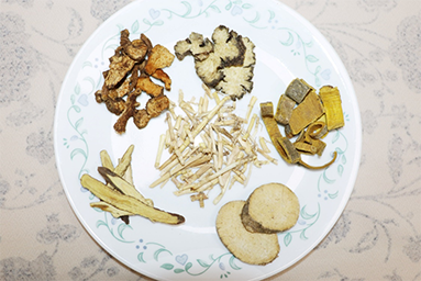 「降尿酸顧腎茶」​能協助排毒適合闔家共飲，但不適合已進入需要限水的末期腎病患者飲用。