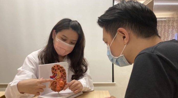 多囊腎家族病史 者診間諮詢情境照(非真實病患)