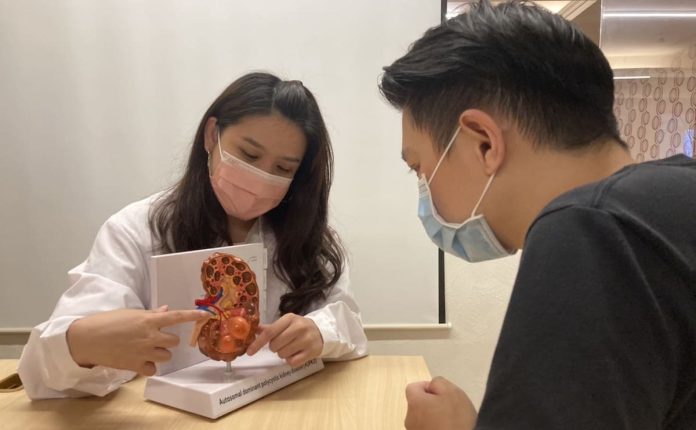 多囊腎家族病史 者診間諮詢情境照(非真實病患)