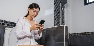 Using Cellphone In Toilet
