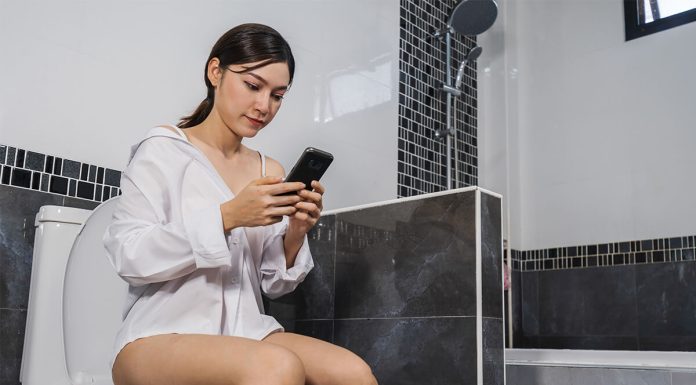 Using Cellphone In Toilet