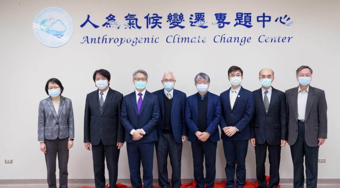出席揭牌典禮的貴賓 中研院李遠哲前院長、科技部林敏聰政務次長、環保署蔡鴻德副署長、氣象局鄭明典局長、水利署賴建信署長、臺灣大學理學院吳俊傑院長等人。(圖.中研院提供)