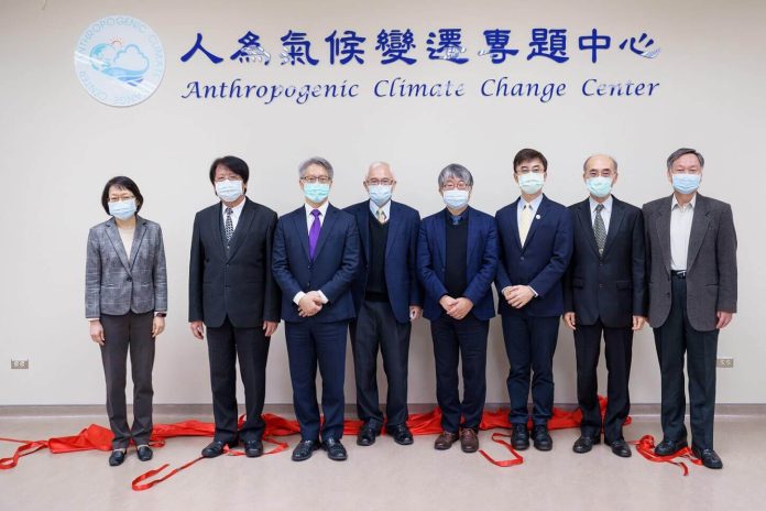 出席揭牌典禮的貴賓 中研院李遠哲前院長、科技部林敏聰政務次長、環保署蔡鴻德副署長、氣象局鄭明典局長、水利署賴建信署長、臺灣大學理學院吳俊傑院長等人。(圖.中研院提供)