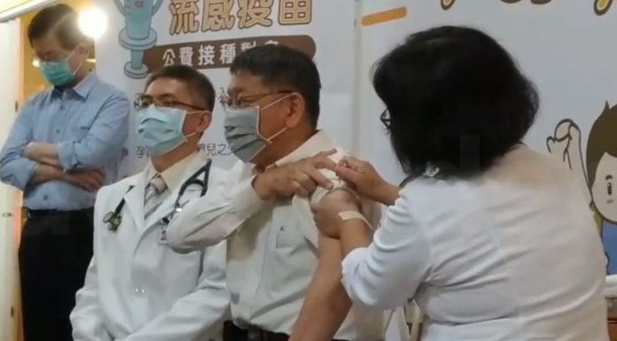 台北市長柯文哲至北市仁愛醫院接踵公費流感疫苗
