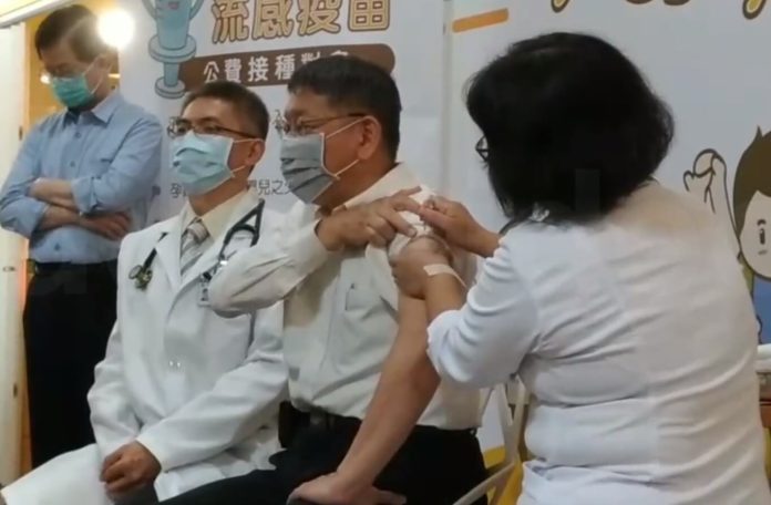 台北市長柯文哲至北市仁愛醫院接踵公費流感疫苗