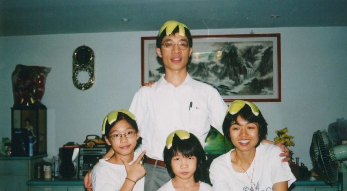 廖永祥醫師全家福合照拍攝於2002年中秋節左起廖翊安廖翊如鄭愛柔中後為廖永祥 1