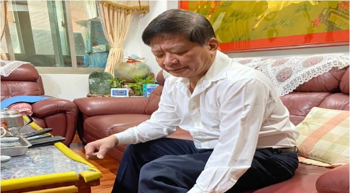 患者盧先生因乾癬發作時嚴重影響工作，時常拉褲管遮住患部