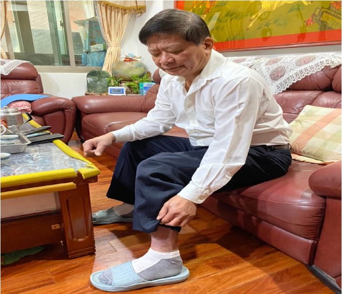 患者盧先生因乾癬發作時嚴重影響工作，時常拉褲管遮住患部