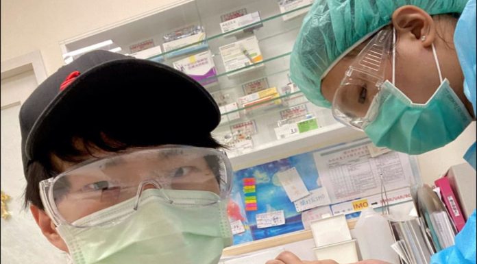 接種 13價 肺炎鏈球菌疫苗 可降低新冠肺炎重症與死亡率！圖為魔術師陳日昇師接種疫苗的照片（圖.翻攝 陳日昇FB）