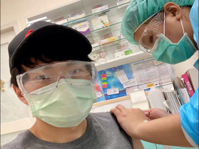 接種 13價 肺炎鏈球菌疫苗 可降低新冠肺炎重症與死亡率！圖為魔術師陳日昇師接種疫苗的照片（圖.翻攝 陳日昇FB）