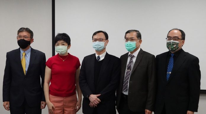 數位科技防疫最前線活動照,與會貴賓為衛福部石崇良次長,醫療盟林世嘉執行長,工業局呂正華局長,北醫陳瑞杰顧問醫師,中國醫黃高彬副院長 (2)