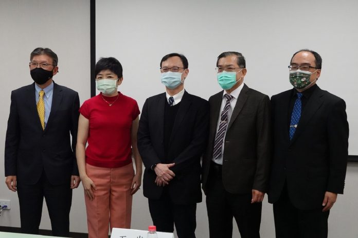 數位科技防疫最前線活動照,與會貴賓為衛福部石崇良次長,醫療盟林世嘉執行長,工業局呂正華局長,北醫陳瑞杰顧問醫師,中國醫黃高彬副院長 (2)