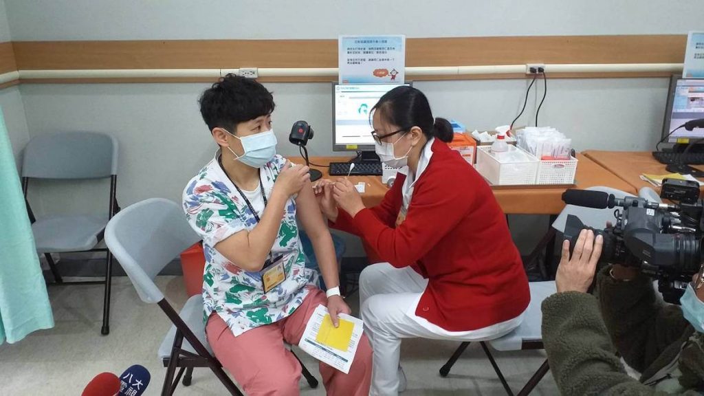 林口長庚醫院第一線護師（圖左）接受AZ疫苗接種。（圖.長庚醫院提供）