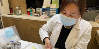 桃竹苗基層醫療根除C肝卓越計畫 助年長患者治療Ｃ肝 醫檢師抽血照