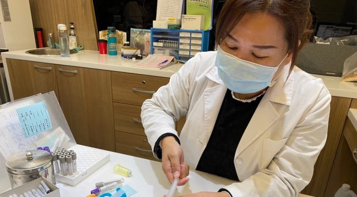 桃竹苗基層醫療根除C肝卓越計畫 助年長患者治療Ｃ肝 醫檢師抽血照