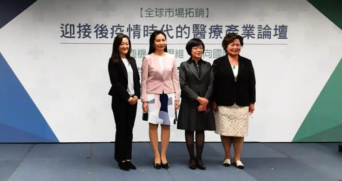後疫情時代論壇 專家剖析: 精準治療發展趨勢! 照片從左到右為資誠會計事務所生醫產業合夥會計師游淑芬、衛福部食藥署署長吳秀梅、外貿協會秘書長林芳苗、醫材公會理事長王綉子合影