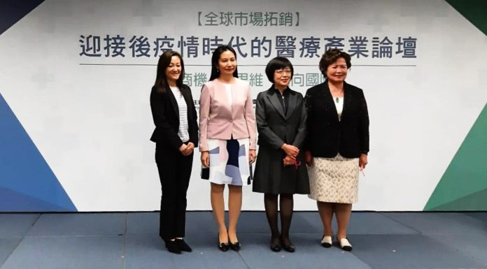 後疫情時代論壇 專家剖析： 精準治療發展趨勢！ 照片從左到右為資誠會計事務所生醫產業合夥會計師游淑芬、衛福部食藥署署長吳秀梅、外貿協會秘書長林芳苗、醫材公會理事長王綉子合影