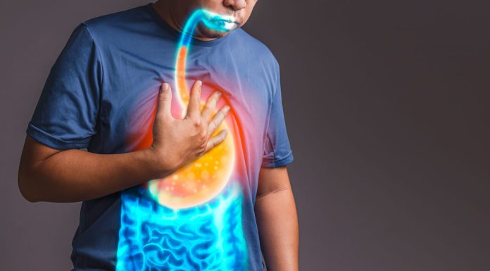 睡到一半心臟砰砰跳？不是心臟病而是 胃食道逆流 ！