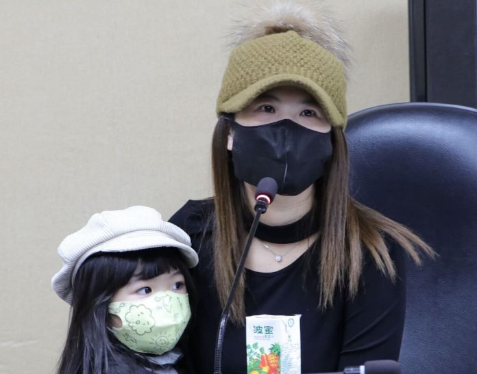 罹患庫欣病的病友翁小姐偕同女兒 感謝醫療團隊利用鼻內視鏡切除腦瘤 改善內分泌 恢復健康(圖.北榮提供)