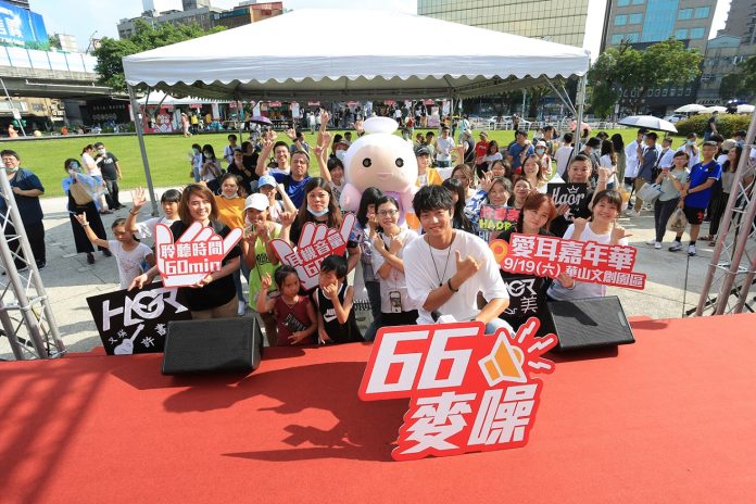 華科基金會嘉年華愛耳代言人歌手許書豪現場與現場民眾熱情互動