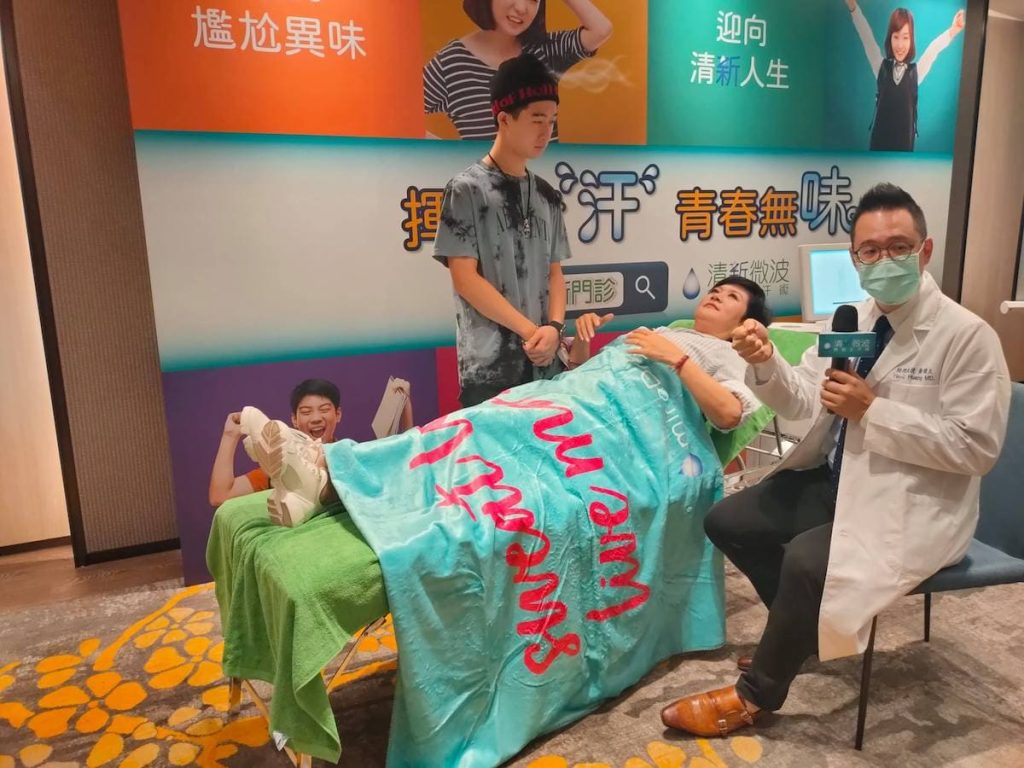藝人崔佩儀與兒子貝克宇模擬手術情境