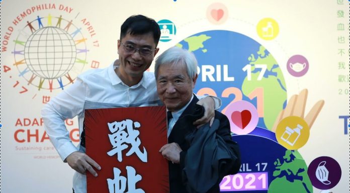 血友病友擺脫輪椅找回行動力 勇敢活著就有希望！血友病病友王華舘先生(左)向「台灣血友病之父」沈銘鏡教授下戰帖，相約兩年後百米競賽。