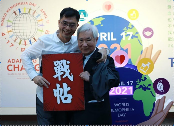 血友病友擺脫輪椅找回行動力 勇敢活著就有希望！血友病病友王華舘先生(左)向「台灣血友病之父」沈銘鏡教授下戰帖，相約兩年後百米競賽。