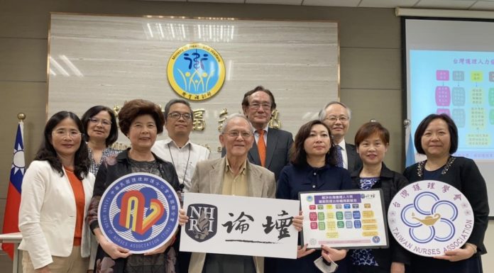 解決 台灣護理人力荒 國衛院提出4大前瞻規劃論壇人員合照(左後起)：衛生福利部科技發展組 陳惠娟科長、衛生福利部護理及健康照護司 顏忠漢專門委員、國家衛生研究院論壇 張仲