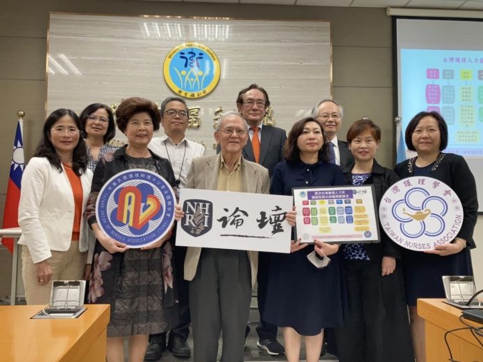 解決 台灣護理人力荒 國衛院提出4大前瞻規劃論壇人員合照(左後起)：衛生福利部科技發展組 陳惠娟科長、衛生福利部護理及健康照護司 顏忠漢專門委員、國家衛生研究院論壇 張仲