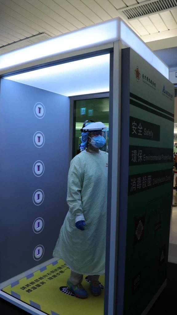 醫企部李偉強主任示範使用抑菌艙 2